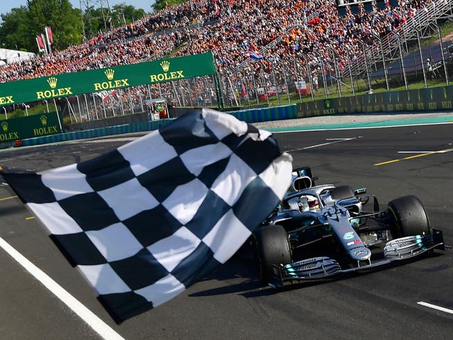 Im nächsten Jahr werden in 22 Formel-1-Rennen die Sieger abgewunken (Bild: KEYSTONE/AP AFP/ANDREJ ISAKOVIC)