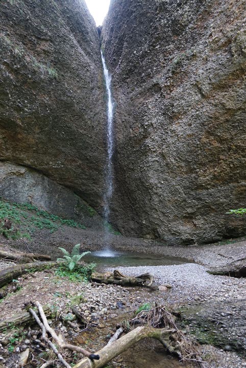 Der Weg verläuft hinter einem malerischen Wasserfall, von dem man einige Spritzer abbekommt.