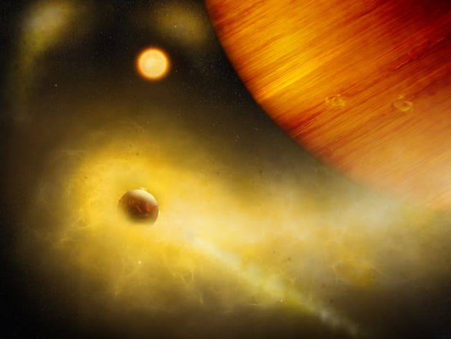 Ein Exoplanet im Sternbild Hase wird womöglich von einem extrem vulkanischen Mond umkreist. Darauf deuten grosse Mengen Natriumgas bei dem Planeten hin, die hier als gelbe Wolken dargestellt sind. (Illustration) (Bild: Thibaut Roger/Universität Bern)