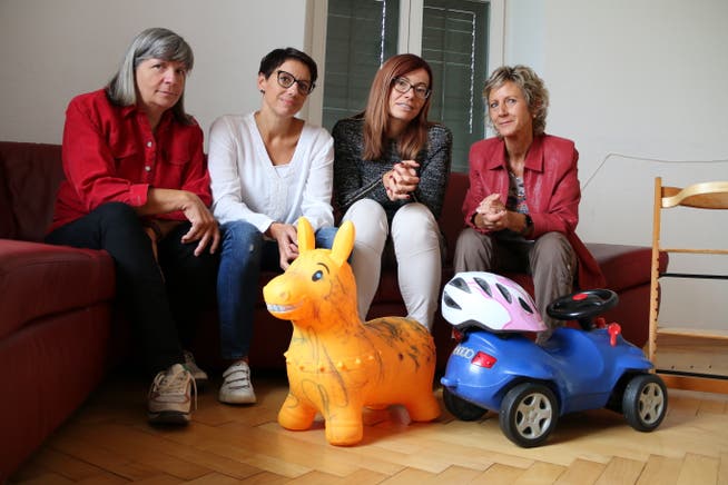 Edina Olah, Felicitas Högger, Sandra Stadler und Astrid Strohmeier beim Resüme in der Wohnung der Asylanten-Familie. (Bild: Hana Mauder Wick)