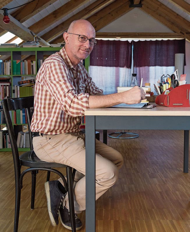 «Ich bin Autor, nicht Schriftsteller» – Paul Steinmann zu Hause an einem seiner sechs Schreibtische. (Bild: Lisa Jenny; Kollbrunn, 27. August 2019)