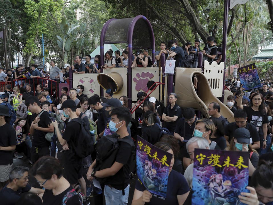 Trotz Warnung der chinesischen Regierung: In Hong Kong gehen erneut Tausende auf die Strasse, um zu demonstrieren. (Bild: Keystone/AP/KIN CHEUNG)