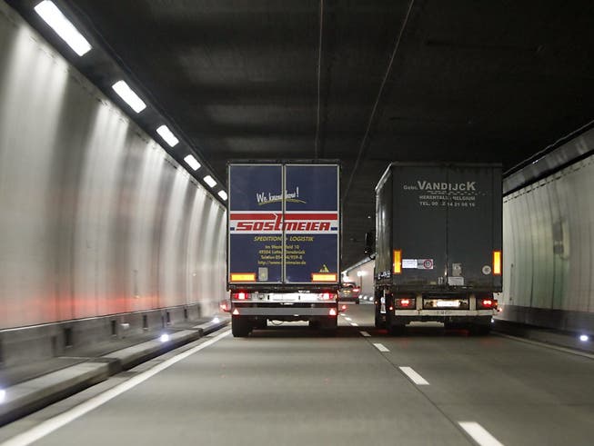 Ein Kurzschluss in einem Technikraum im Seelisbergtunnel hat am Samstag zu einem Verkehrschaos auf der A2 geführt. (Bild: KEYSTONE/URS FLUEELER)