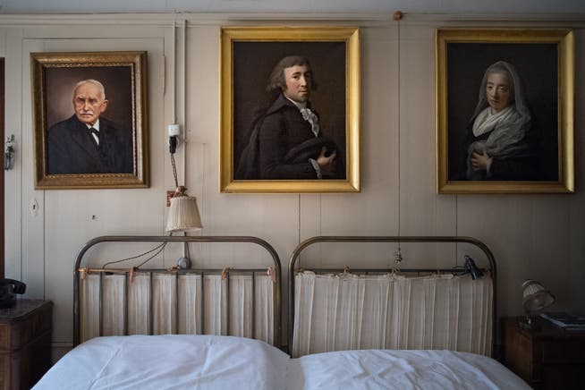 In der Zellweger-Wohnung im Trogener Fünfeckpalast scheint die Zeit stehengeblieben zu sein: Blick ins Schlafzimmer. (Bild: Benjamin Manser / TAGBLATT)