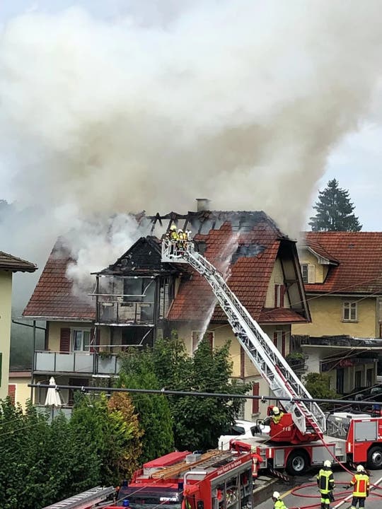 Das Feuer hat das Wohnhaus arg in Mitleidenschaft gezogen. (Bild: Joel Brunner/Tele1, Ebikon, 5. August 2019)