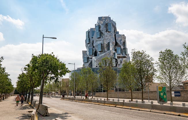 Wie ein eckiger, kantiger Felsen: Franky O. Gehrys Turm in Arles. (Bild: Frank Rumpenhorst/dpa)