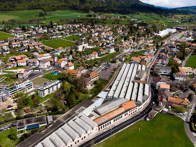 Das Werk von Swissmetal in Reconvilier (im Vordergrund) prägt das Ortsbild dieses bernjurassischen Dorfes. (Bild: KEYSTONE/LAURENT DARBELLAY)