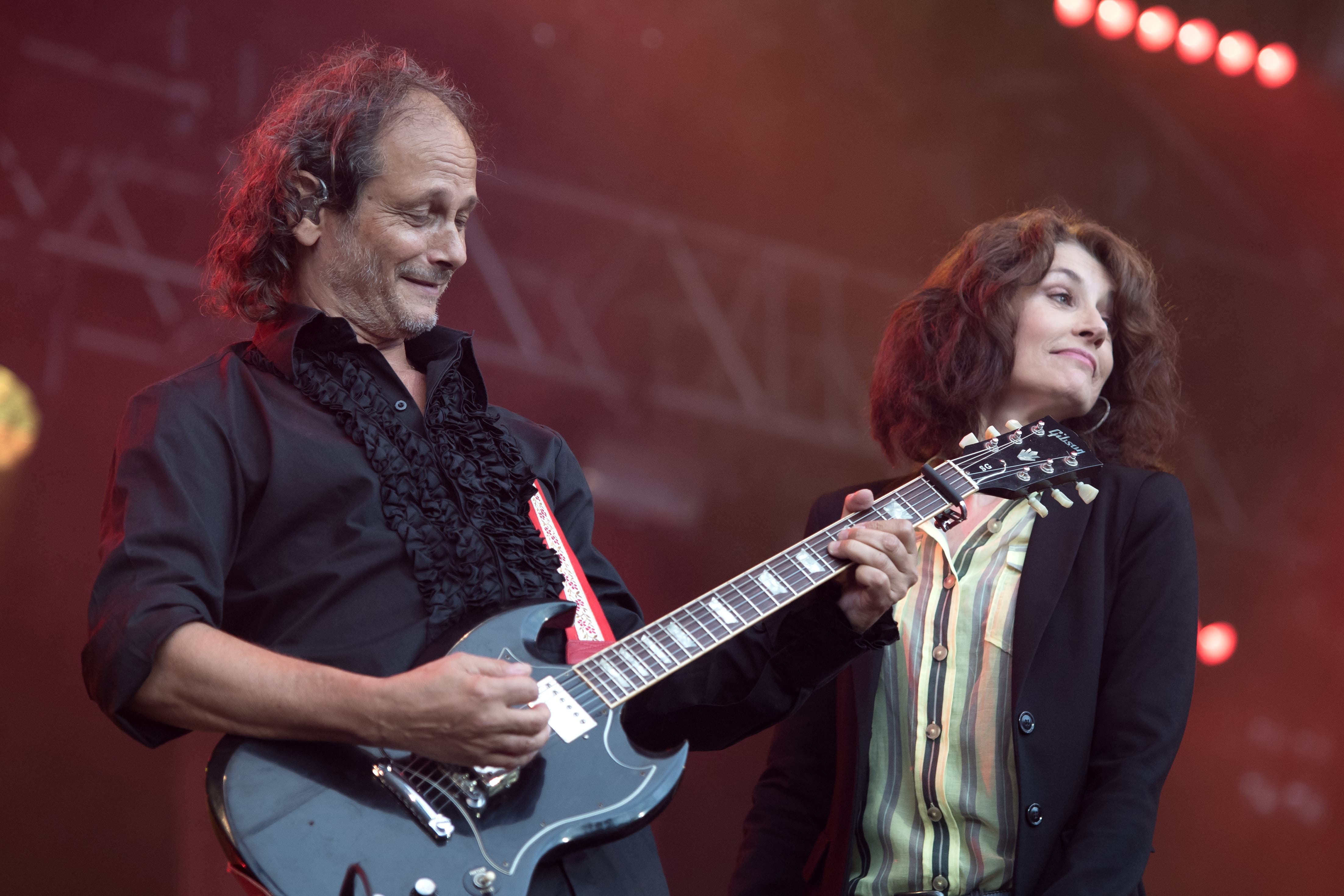 Sina posiert mit ihrem Gitarristen auf der Hauptbühne. (Bild: Pius Amrein, Zofingen, 7. August 2019)