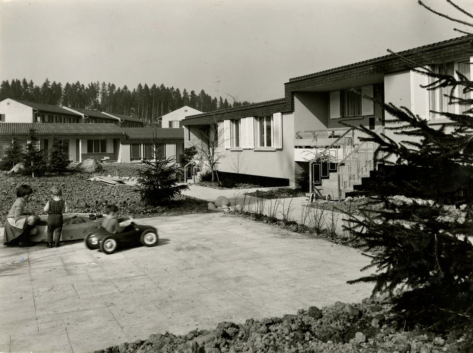 Die Stiftung war zudem aktiv im sozialen Wohnungsbau: Sie vergab Wohnbaudarlehen und erstellte Wohnhäuser für Mitarbeiter – beispielsweise die Einfamilienhäuser in der Riffigmatte 1967/68.