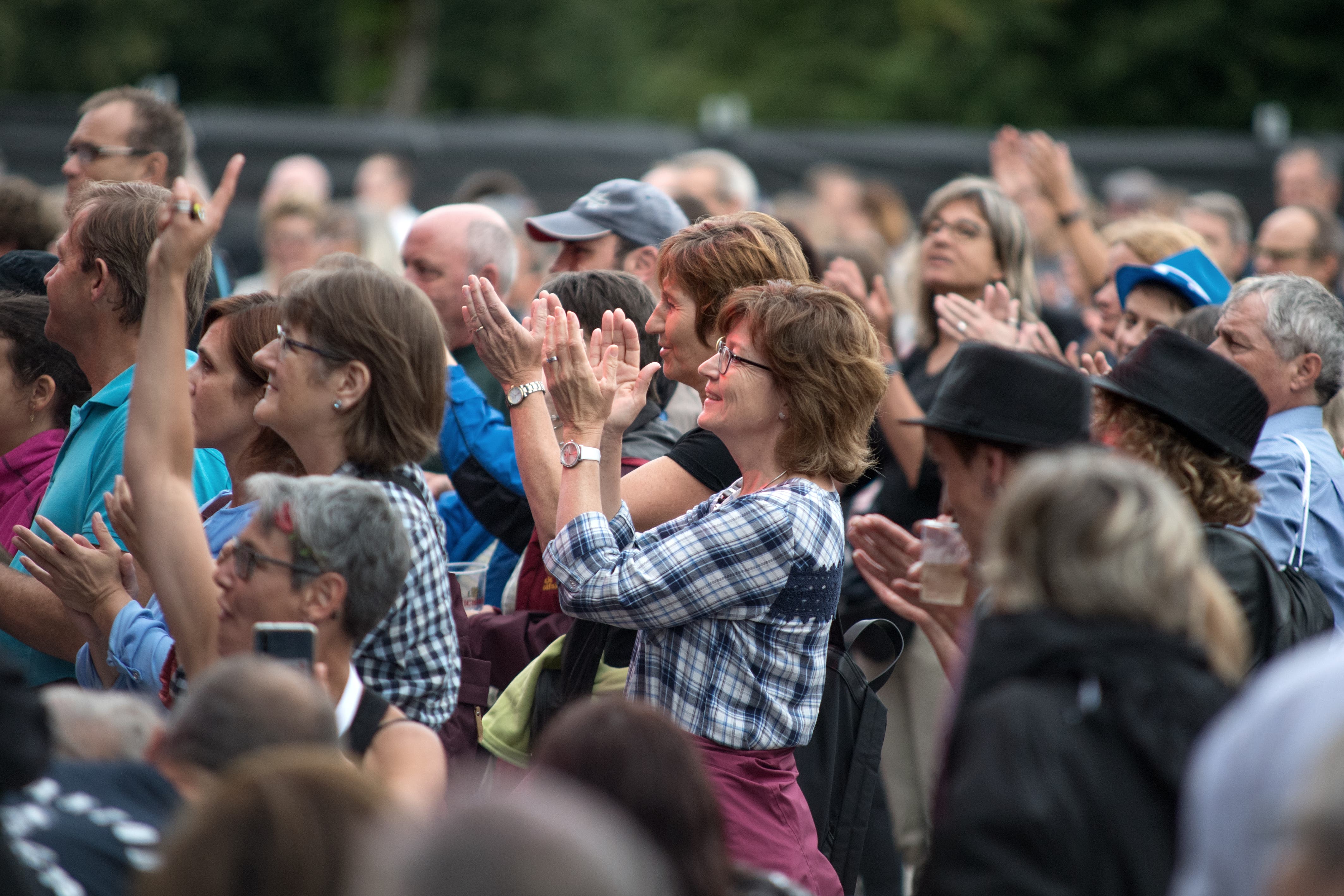 Das Publikum applaudiert während dem Konzert von Sina. (Bild: Pius Amrein, Zofingen, 7. August 2019)