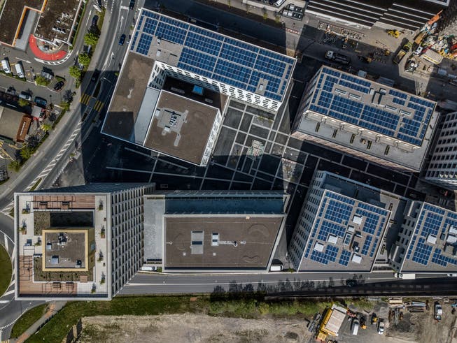 Der Anteil an Solarstrom wächst - wenn auch noch auf sehr tiefem Niveau. Eine Luftaufnahme der Überbauung Mattenhof in Kriens. (Bild Pius Amrein, 25. April 2019)