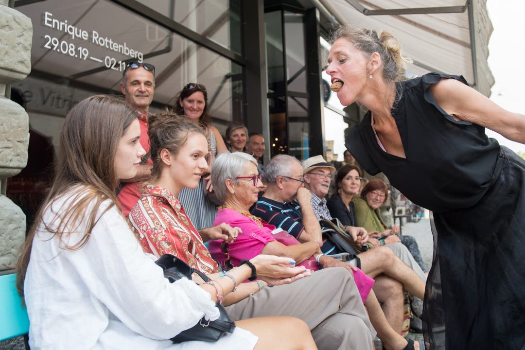 Vor der Galerie Vitrine, Performance, "Rabenmuttermilch". Irène Geisseler bringt das Publikum zum Schmunzeln. (Bild: Boris Bürgisser, 31. August 2019)
