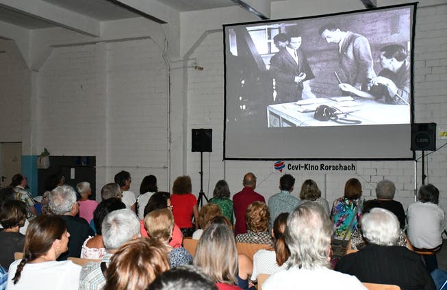 Über 200 Besucher kamen an dem Abend in die Feldmühle und sahen sich den Schweizer Film «Siamo Italiani» an. (Bild: Ramona Riedener)