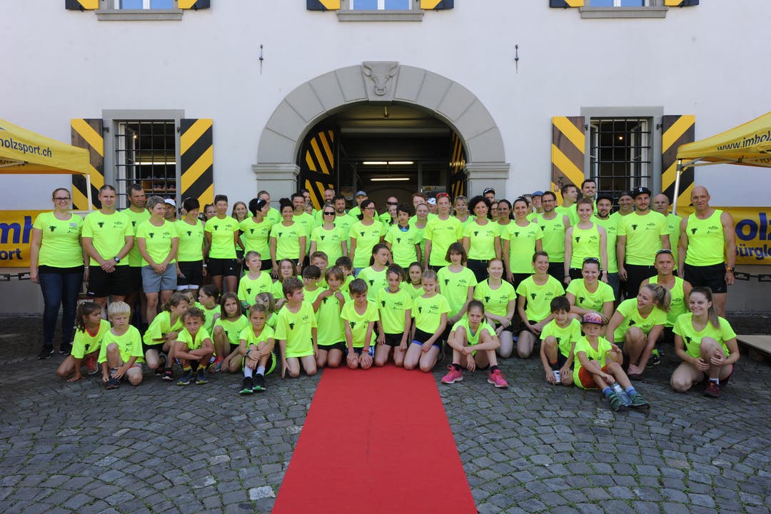 Die Organisatoren und Teilnehmer des Cityruns in Atldorf. (Bild: Urs Hanhart, 31. August 2019)