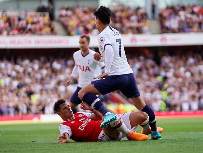 Granit Xhaka foult Son Heung-Min und verschuldet den Penalty, der Tottenham 2:0 in Führung bringt (Bild: KEYSTONE/EPA/WILL OLIVER)