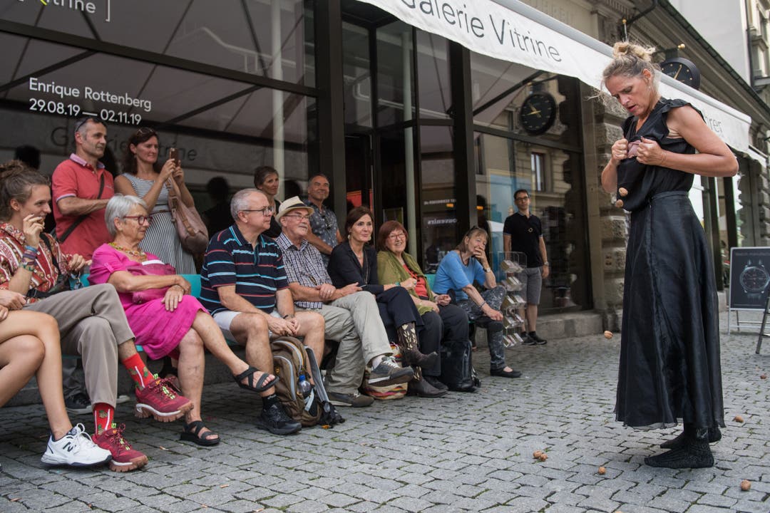 Vor der Galerie Vitrine, Performance names "Rabenmuttermilch", in Aktion ist Irène Geisseler. (Bild: Boris Bürgisser, 31. August 2019)