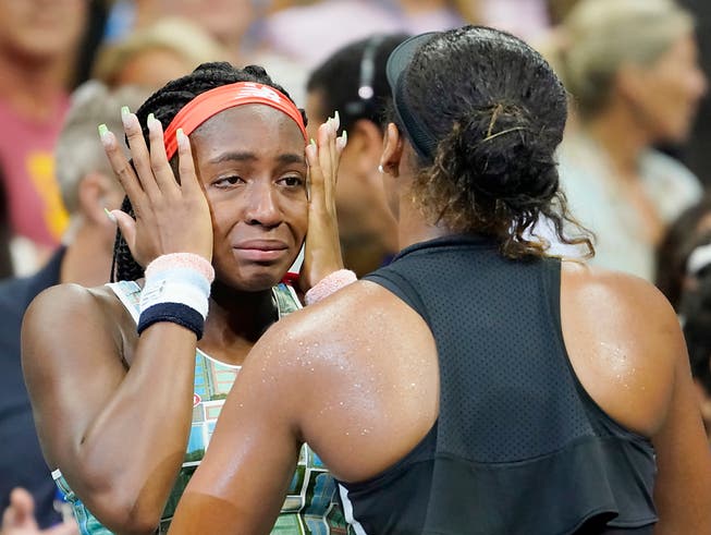 Eine feine Geste: Naomi Osaka tröstet ihre den Tränen nahe Gegnerin Cori Gauff (Bild: KEYSTONE/EPA/RAY STUBBLEBINE)