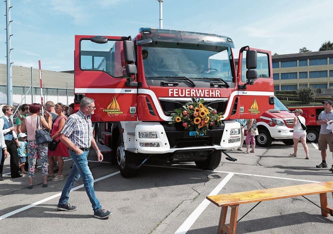 Interessiert begutachten die Besucherinnen und Besucher das frisch gelieferte Einsatzfahrzeug. (Bild: Roger Zbinden, Menzingen, 31. August 2019)