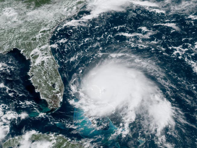 «Dorian» ist ein «katastrophaler» Hurrikan der Stärke fünf von fünf. Am Sonntag ist er mit zerstörerischen Windgeschwindigkeiten auf die Bahamas getroffen. (Bild: KEYSTONE/AP NOAA)