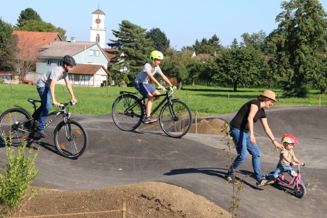 Jugendliche und Familien verbringen einen sportlichen Nachmittag auf der neuen Freizeitanlage. (Bild: Hana Mauder Wick)
