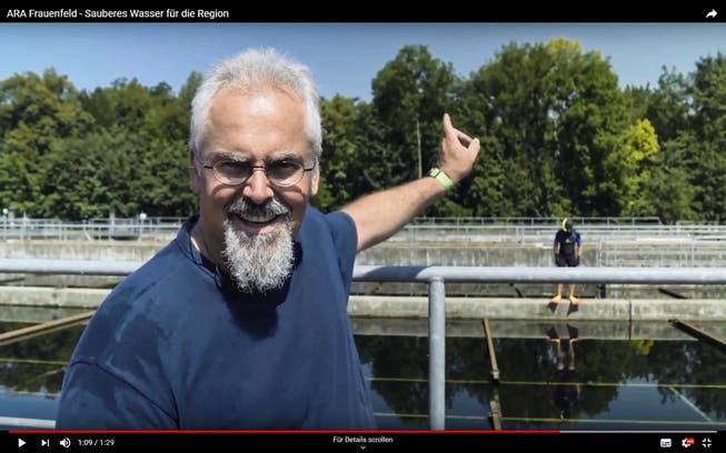 Ein Filmausschnitt: Klärwerkmeister Markus Breu und im Hintergrund der lustige Taucher. (Bild: Youtube)
