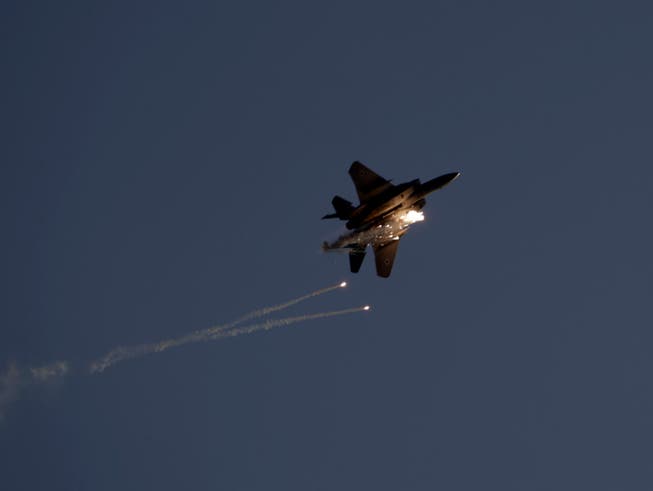 Ein Kampfflugzeug des Typs F15 der israelischen Luftwaffe. (Bild: KEYSTONE/AP/ARIEL SCHALIT)