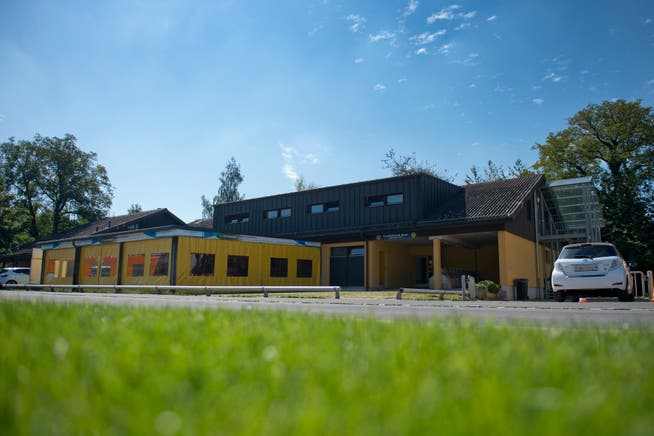 Blick auf das bestehende Garderobengebäude des FC Baar. (Bild: Maria Schmid, Baar, 12. September 2019)