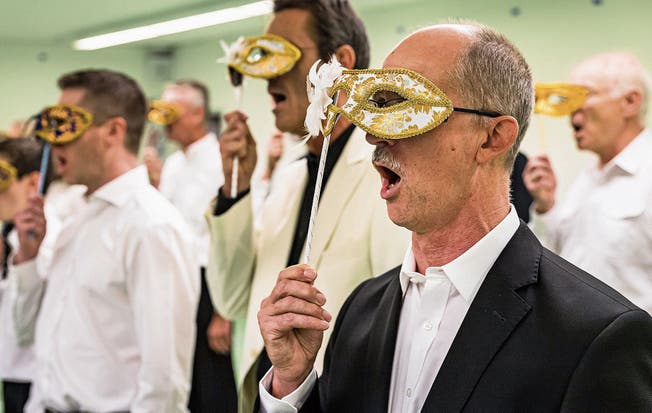 Der Zug Show Choir probt für seinen Auftritt in der Chollerhalle. (Bild: Christian H. Hildebrand, Walterswil, 8. September 2019)