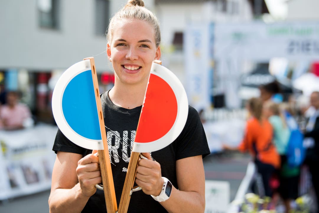 Géraldine Ruckstuhl gibt den Startschuss. (Bild: Eveline Beerkircher, Littau, 14. September 2019)