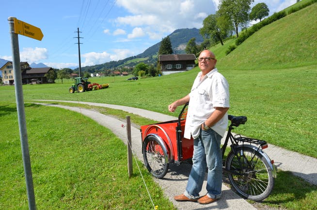 Bruno Müller aus Alpnachstad beim Beginn des Wanderwegs nach Alpnach, derlaut Initiative zum Veloweg ausgebaut werden soll. (Bild: Franziska Herger, Alpnach, 16. August 2019)