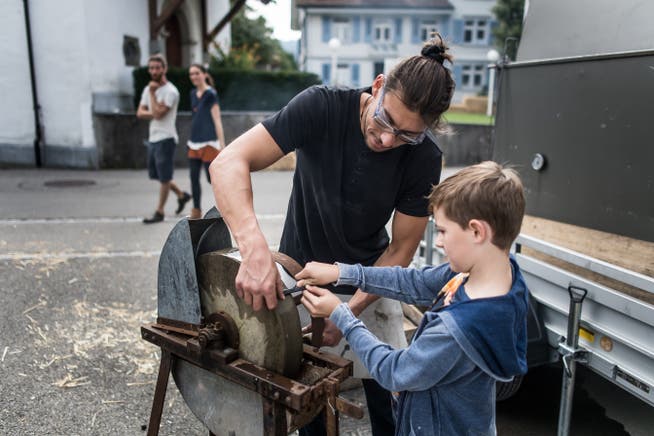 Schleifen wie früher: Das Denkmal-Fest ist bei den jungen Gästen beliebt. (Bild: Michel Canonica)