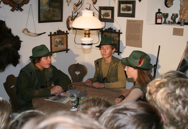 Zum Einstieg diskutieren drei Jäger am Stammtisch. (/Bild: Sepp Odermatt, Stans, 17. September 2019)