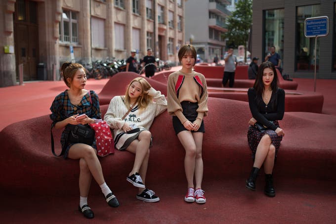 While Irene takes a sudden shopping detour, the rest of the band waits for her at the Red Square. (Benjamin Manser)