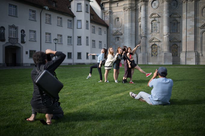 Red Velvet pose in front of the Cathedral of St.Gallen. (Benjamin Manser)