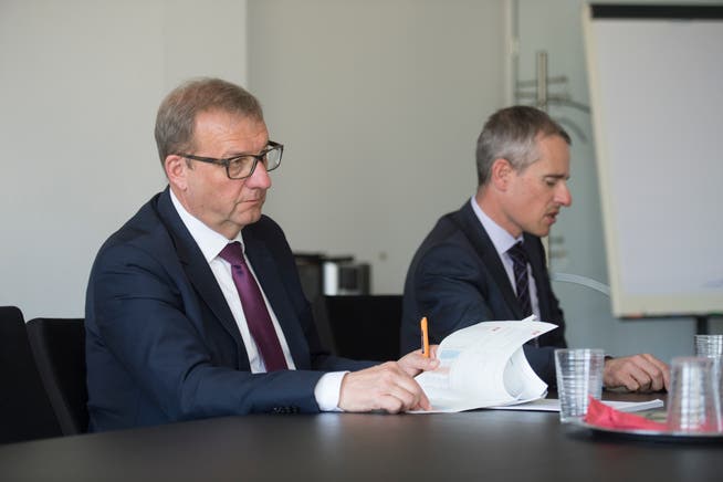 Finanzdirektor Alfred Bossard (links) zusammen mit Finanzverwalter Marco Hofmann. (Bild: Dominik Wunderli, Stans, 20. März 2019)