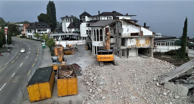 Der Ostflügel des direkt am Bodensee liegenden Hotels Bad Horn wird abgebrochen und durch einen 15 Meter hohen Neubau ersetzt. (Bild: Hardy Buob)