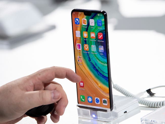 Huawei hat am Donnerstag sein neues Spitezn-Smartphone Mate 30 vorgestellt - dabei aber keine Angaben zur Verfügbarkeit der Geräte gemacht. (Bild: KEYSTONE/EPA/LUKAS BARTH-TUTTAS)