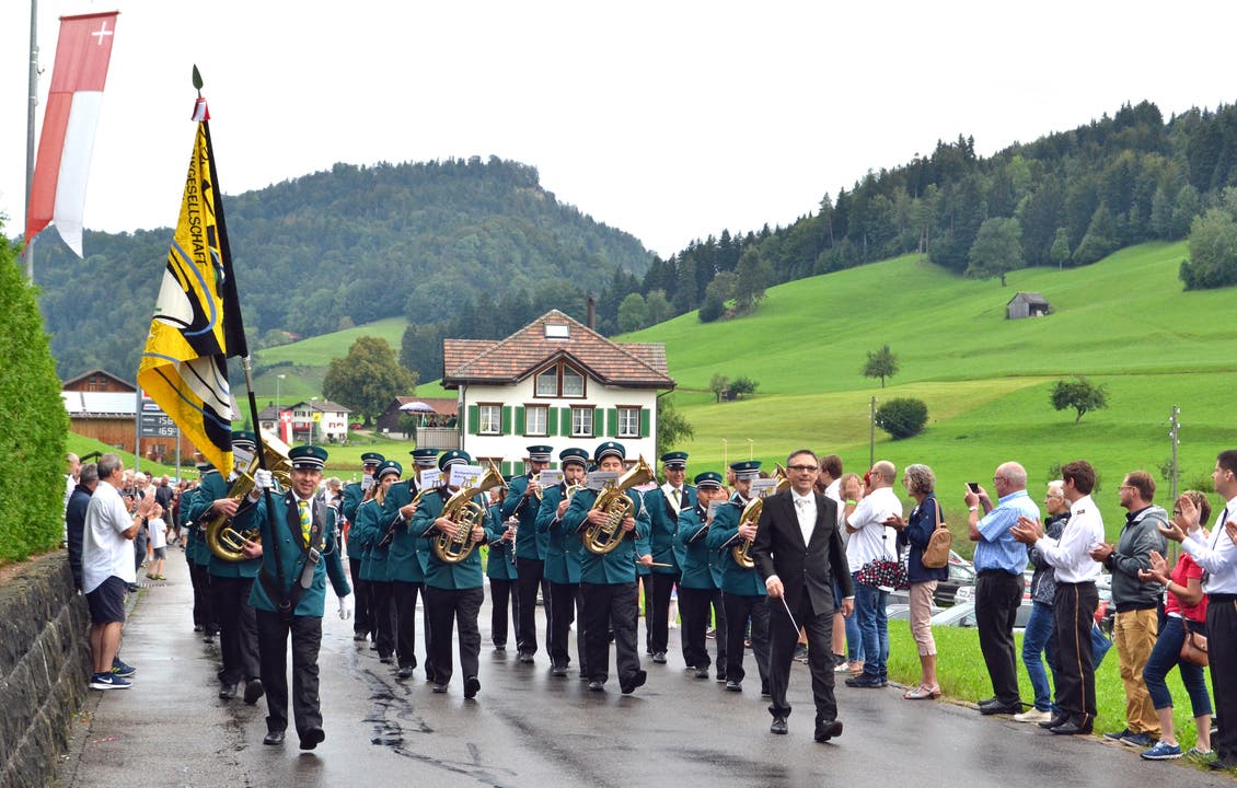 Bei der Marschmusikparade zeigte sich die MG Mühlrüti, Leitung Michael Jud, zum letzten Mal in der alten Uniform. (Bild: Peter Jenni)