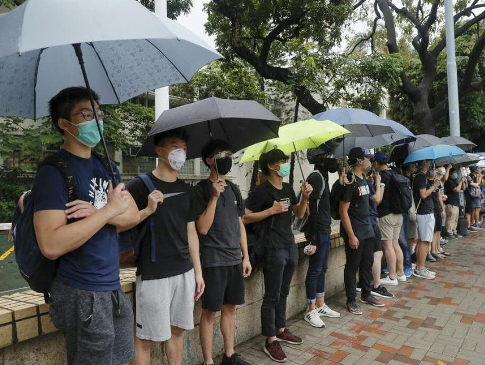 Mit Menschenketten bekunden Studenten ihre Unterstützung für die Protestbewegung in Hongkong. (Bild: Keystone/AP/KIN CHEUNG)
