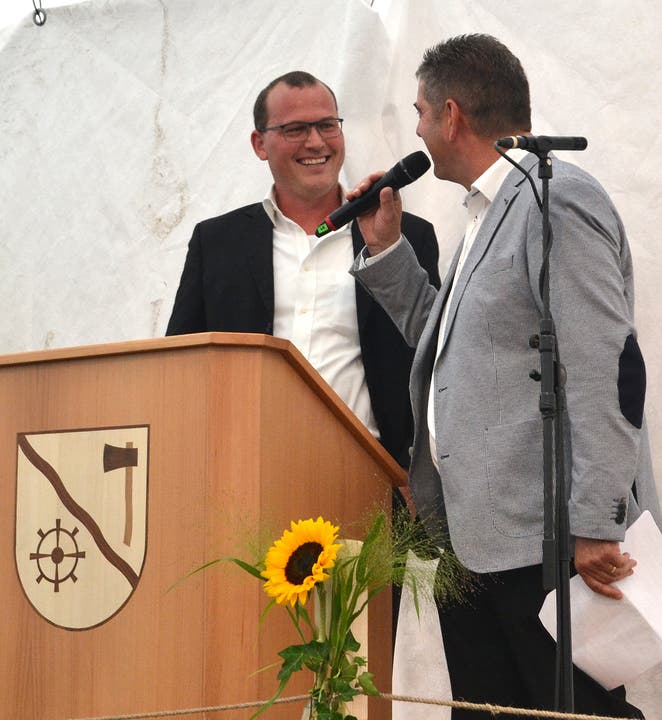 Speaker Peter Breitenmoser (rechts) interviewt Gemeindepräsident Renato Truniger. (Bild: Peter Jenni) 