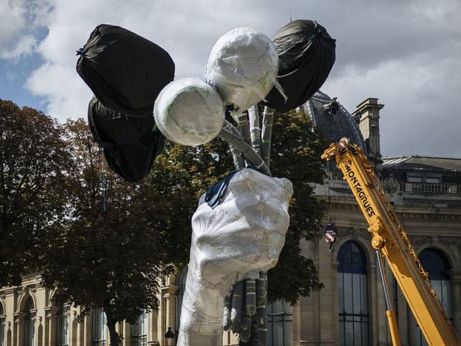 Die Riesenskulptur «Bouquet of Tulips» von Jeff Koons bekommt nun ihren Platz unweit der Pariser Champs-Élysées. (Bild: Keystone/AP/KAMIL ZIHNIOGLU)