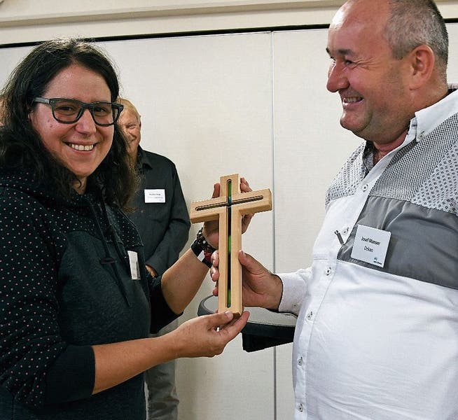 Stellenleiterin Michaela Bauer nimmt das Kreuz von Dekan Josef Manser entgegen. (Bild: PD)