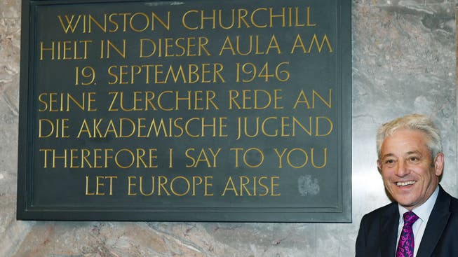 John Bercow posiert neben der Gedenktafel für Winston Churchills Zürcher Rede. (Bild: EPA)