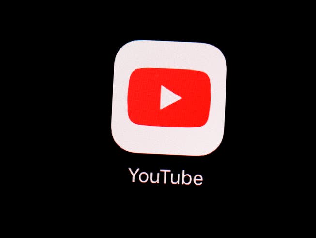 YouTuber, die neu die Marke von 100'000 Abonnenten erreichen, müssen sich um den Status für ein verifiziertes Profil bewerben und beweisen, dass sie sich nicht für jemanden anderen ausgeben. (Bild: KEYSTONE/AP/PATRICK SEMANSKY)