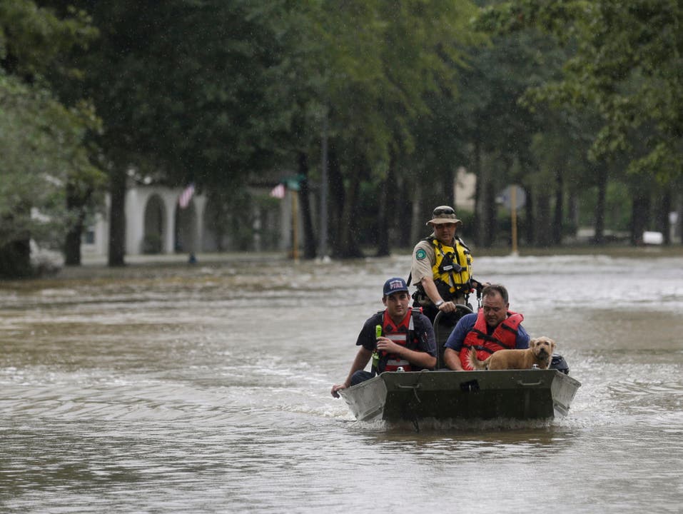 Der Tropensturm «Imelda» hat in Texas zu schweren Überschwemmungen geführt - wie hier in Huffman mussten viele Menschen mit Booten in Sicherheit gebracht werden. (Bild: KEYSTONE/AP Houston Chronicle/GODOFREDO A. VÃ¡SQUEZ)