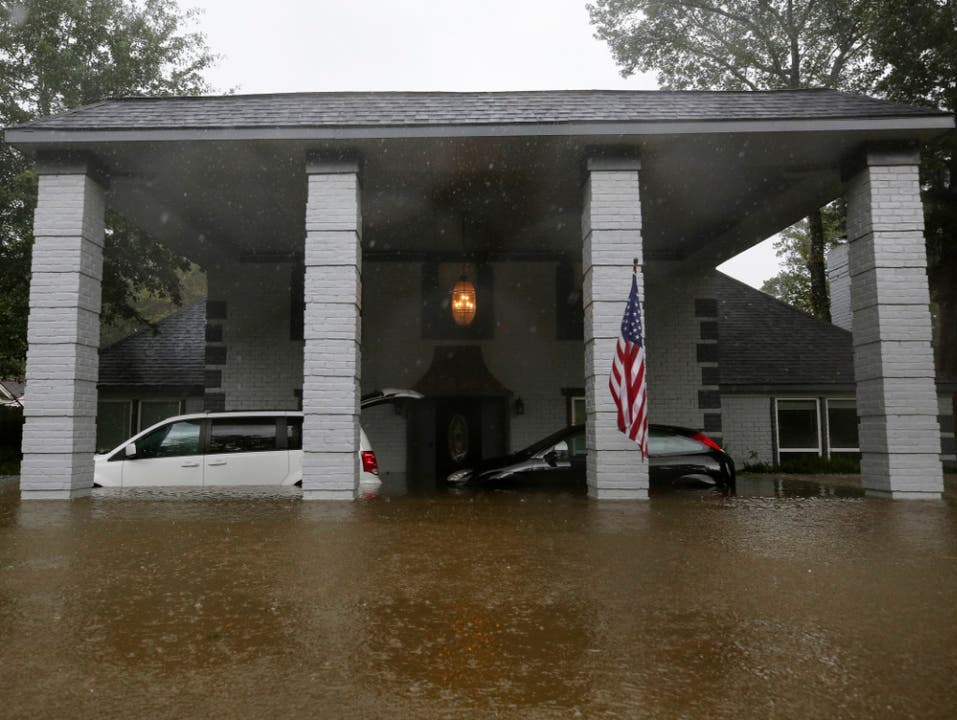 Viele Bewohner von küstennahen Bezirken in Texas mussten wegen Überschwemmungen ihre Häuser verlassen und kamen in Notunterkünften unter. Mindestens fünf Menschen kamen ums Leben. (Bild: KEYSTONE/AP Houston Chronicle/GODOFREDO A. VÃ¡SQUEZ)