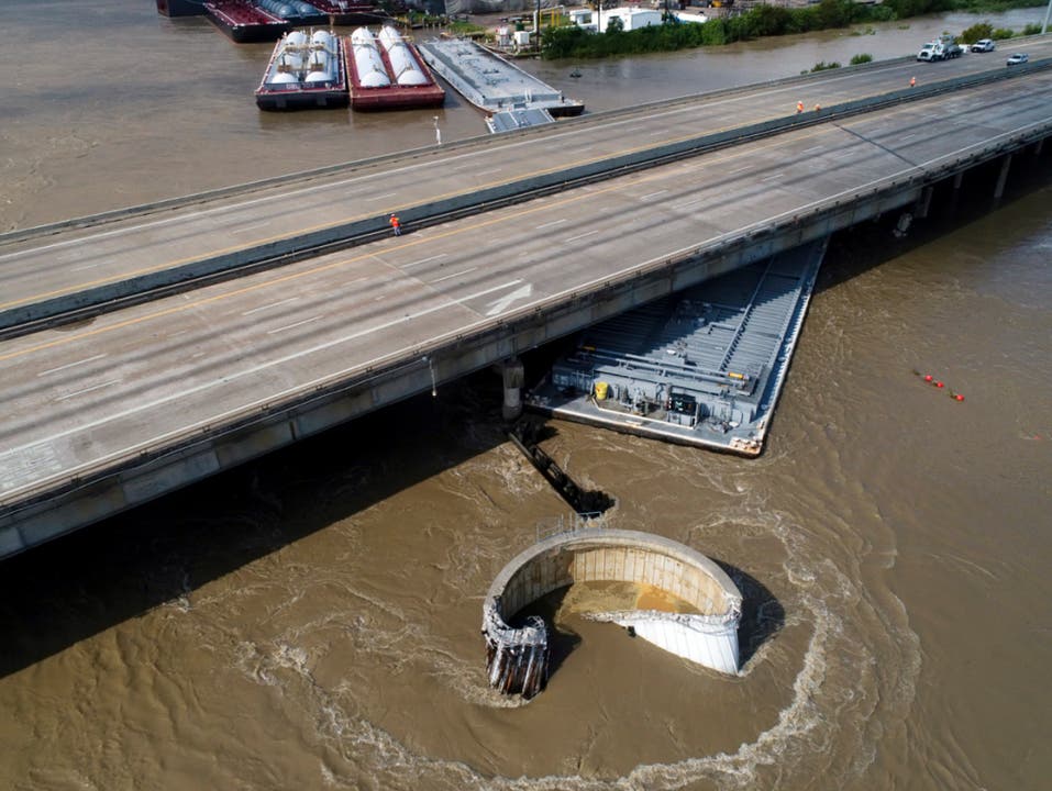 Nahe Houston musste eine Brücke über den Fluss San Jacinto gesperrt werden, weil mehrere Lastkähne von ihren Anlegeplätzen losgerissen worden waren und einige der Schiffe gegen die Pfeiler stiessen. (Bild: KEYSTONE/AP Houston Chronicle/GODOFREDO A. VÃ¡SQUEZ)
