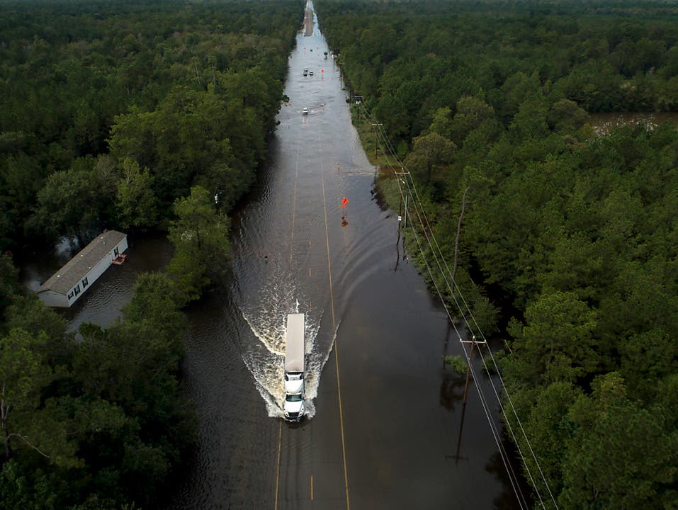 Nach dem Tropensturm «Imelda» stehen in küstennahen Gebieten in Texas viele Strassen unter Wasser - hier ein Highway in Mauriceville. (Bild: KEYSTONE/AP Houston Chronicle/JON SHAPLEY)