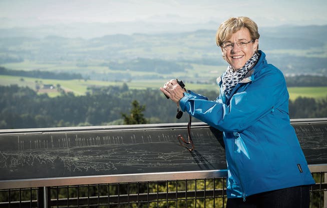 SVP-Nationalrätin Verena Herzog geniesst auf dem Stählibuckturm in Thundorf den Weitblick. Bild: Reto Martin