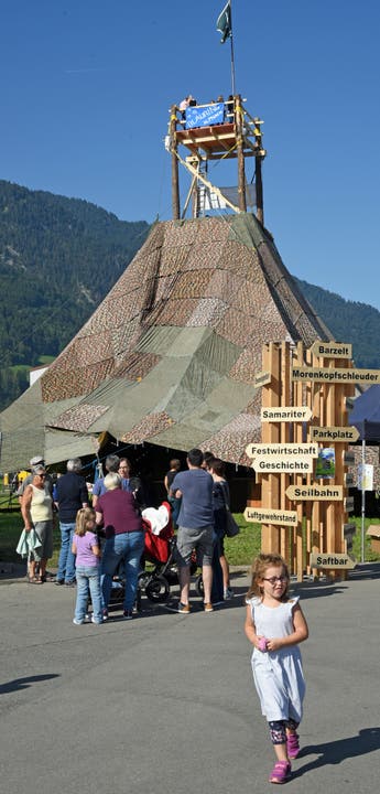 Im Mittelpunkt des Festareals steht der 16 Meter hohe Turm. (Bild: Robert Hess, Alpnach, 21. September 2019)